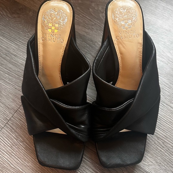 VINCE CAMUTO ELMINDI PLATFORM SANDAL - Picture 3 of 7